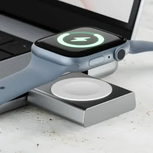 ALOGIC Apple Watch-Ladegerät mit USB-C-Basis lädt eine hellblaue Apple Watch neben einem Laptop