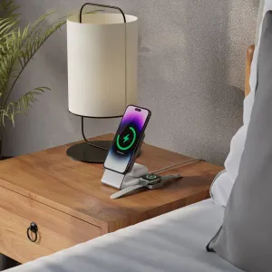 ALOGIC Matrix magnetisches 3-in-1-Ladedock mit Smartphone und Apple Watch auf einem Nachttisch