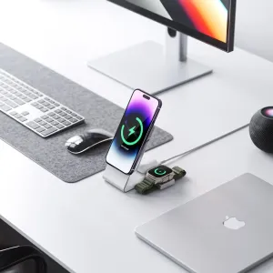 Alogic Matrix magnetische 3-in-1-Ladestation lädt ein Smartphone und eine Apple Watch auf einem Schreibtisch