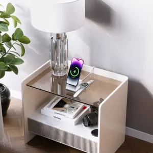 ALOGIC Matrix 3-in-1-Magnet-Ladestation mit einem Smartphone und einer Apple Watch auf einem Nachttisch