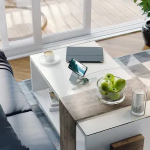ALOGIC Matrix magnetische 3-in-1-Ladestation mit Smartphone und Apple Watch auf einem Couchtisch