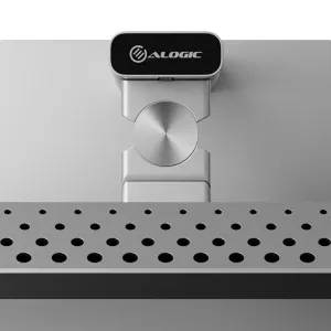 ALOGIC Clarity Max 32-tommers 4K-skjerm, nærbilde bakfra med sølvfarget stativ, logomerke og perforert panel
