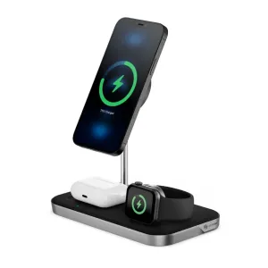 Alogic MagSpeed 3 vienā bezvadu uzlādes stacija ar tālruņa statīvu, AirPods futrāli un Apple Watch uz kosmosa pelēkas krāsas pamatnes.