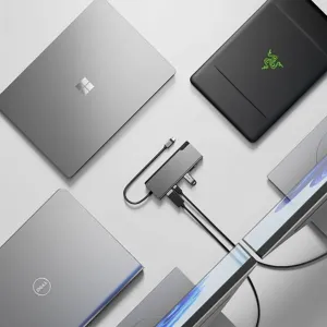 Alogic kompakt USB-C-dockingstation med fastmonteret kabel, vist med bærbare computere til en arbejdsstationsopsætning