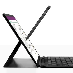 Schwarzer Alogic Surface-Eingabestift, schräg zu einem Tablet-Bildschirm mit Tastaturhülle ausgerichtet, zum Schreiben und Zeichnen.