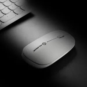 ALOGIC Echelon kabellose Bluetooth-Maus mit 4 Tasten, USB-C-Ladefunktion, in Hellgrau auf einem Schreibtisch