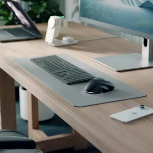 ALOGIC APEX ergonomisk trådløs mus på et skrivebord, sort højrehåndet Bluetooth-model, genopladelig via USB-C