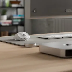 Alogic APEX valge ergonoomiline juhtmevaba hiir USB-C laadimispordiga klaviatuuri kõrval