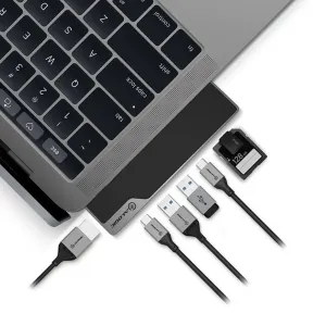 ALOGIC Ultra USB-C Dock NANO Gen 2 liitettynä kannettavaan tietokoneeseen USB-kaapeleilla ja SD-kortteja valkoisella taustalla