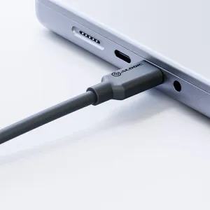 Alogic USB-C-auf-HDMI-Kabel, an einen Laptop angeschlossen für 4K-Bildausgabe, mit Logo auf dem Stecker