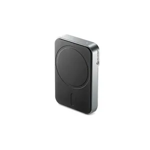Alogic MagSafe-powerbank med rund laddningsplatta, svart och silverfärgad bärbar laddare på vit bakgrund