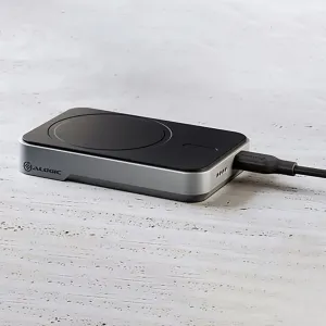 ALOGIC MagSafe-powerbank på 5 000 mAh i svart och silver med ansluten USB-C-kabel, visad på en ljus yta