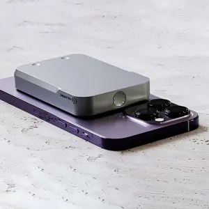 Alogic MagSafe-powerbank på en lila smartphone, som visar hur smidig bärbar trådlös laddning är.