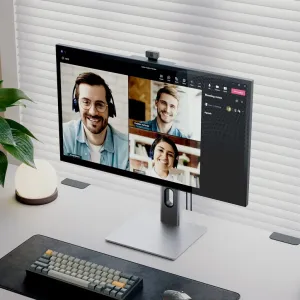 ALOGIC Clarity Pro 27-tommers 4K-skærm med topmonteret webkamera på en sølvfarvet stander, som viser et videomøde