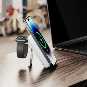 ALOGIC Lift MagSafe-kompatibel powerbank med stativ, der oplader en telefon og et smartwatch på et skrivebord