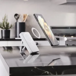 ALOGIC Lift MagSafe-kompatibel trådløs powerbank med udfoldelig stander, vist mens den oplader en telefon