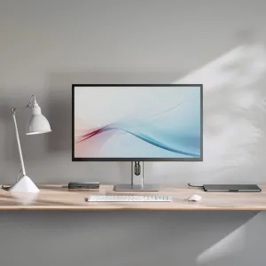 ALOGIC Clarity Max 32-tommers 4K-skjerm med sølvfarget stativ på en ryddig skrivebordsarbeidsplass
