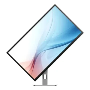 Alogic Clarity Max 32-tommers UHD 4K-skjerm med sølvfarget stativ og tynn ramme, vist med et abstrakt blått skjermbilde