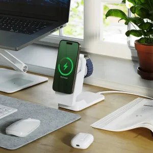 ALOGIC Matrix ULTIMATE kabelloses 3-in-1-Ladegerät mit Smartphone, Uhr und Ohrhörern auf einem weißen Schreibtischständer