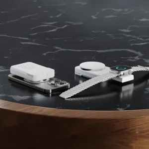 ALOGIC Matrix ULTIMATE kabelloses 3-in-1-Ladegerät mit Smartphone, Apple Watch und Ohrhörer-Etui auf einer Tischplatte
