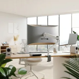 Flexibler Alogic Glide Einzel-Monitorarm in Weiß, der einen großen Monitor auf einem Schreibtisch in einem modernen Büro hält