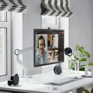 Alogic Glide weißer Einzel-Monitorarm mit Kabelmanagement, der einen Monitor im Querformat auf einem Schreibtisch hält.
