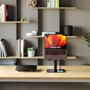 ALOGIC Elite Power musta kannettavan tietokoneen teline langattomalla latausalustalla, kannattelemassa kannettavaa tietokonetta ergonomisessa työpöytäkokoonpanossa