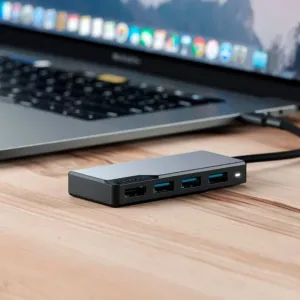 ALOGIC USB-C Fusion CORE jaotur laual koos sülearvutiga, näha on HDMI-, USB-A- ja USB-C-pordid