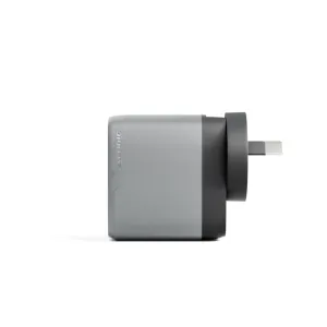 ALOGIC Rapid Power 67 W GaN-vægoplader til flere lande i grå og sort, set fra siden med præget logo
