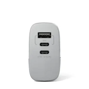 Alogic Rapid Power 67 W GaN-oplader til brug i flere lande i sølv, set forfra med USB-A og to USB-C-porte