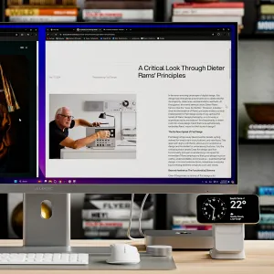 Alogic APEX valge ergonoomiline Bluetooth USB-C laetav hiir laual monitori ja telefonialuse kõrval.