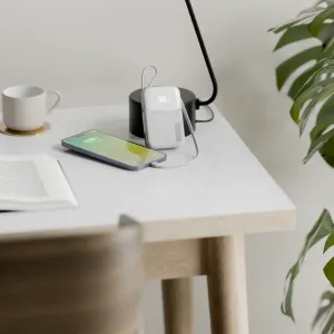 Alogic Tandem+ -varavirtalähde lataa älypuhelinta työpöydällä, akun varaustason näyttö 98 %