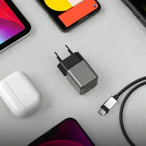 ALOGIC kompaktes 20-W-GaN-USB-C-Ladegerät mit zweipoligem Stecker, abgebildet mit Smartphone, Tablet und Ladekabel.