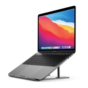 Verstellbarer ALOGIC Metro-Laptopständer mit klappbarem Design, der ein MacBook Pro auf weißem Hintergrund trägt