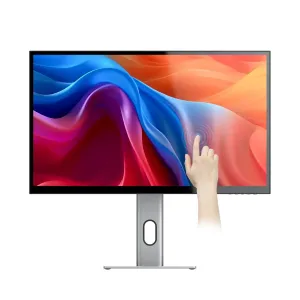 ALOGIC Clarity 5K Touch -kosketusnäyttö hopeanvärisellä jalustalla, kuvassa käsi napauttamassa näyttöä