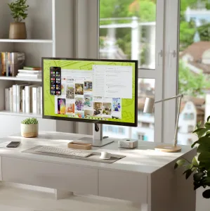 ALOGIC Clarity 5K Touch -näyttö hopeanvärisellä jalustalla valoisassa kotitoimiston työpisteessä