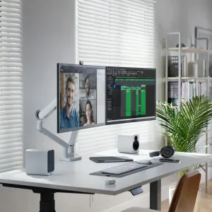 Alogic Clarity Max -näyttö modernissa kotitoimistossa, jossa on kaksi näyttöä säädettävässä varressa.