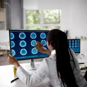 ALOGIC Clarity Max 32-tuumainen 4K-kosketusnäyttö kliinisessä työtilassa, käyttäjän koskettaessa näyttöä