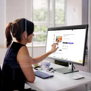 Alogic Clarity Max 32-tuumainen 4K-kosketusnäyttö jalustalla kotitoimistossa