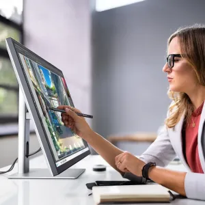 Alogic Clarity Max 32-tuumainen 4K-kosketusnäyttö hopeanvärisellä jalustalla, käytössä kosketuskynän kanssa suunnittelutyötilassa