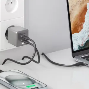 ALOGIC 45 W laddare med dubbla USB-C-portar i kubformat som laddar en bärbar dator och en smartphone från ett vägguttag