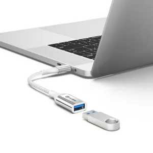 Adaptateur Alogic USB-C vers USB-A connecté à un ordinateur portable argenté, avec câble tressé et connecteur USB-A