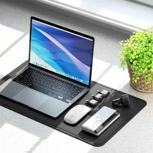 ALOGIC Ultra Mini USB-C–DisplayPort-sovitin kannettavan tietokoneen vieressä pöydällä muiden tarvikkeiden kanssa