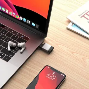 Alogic Ultra Mini USB-C–DisplayPort-sovitin liitettynä kannettavaan tietokoneeseen, kompaktilla harmaalla muotoilulla
