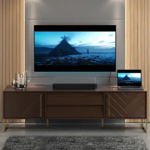 ALOGIC Ultra Mini USB-C-auf-HDMI-Adapter, der einen Laptop in einem Heimkino-Setup mit einem Fernseher verbindet