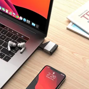 ALOGIC Ultra Mini USB-C-till-SD-/MicroSD-kortläsare inkopplad i en bärbar dator, kompakt design i silver och svart
