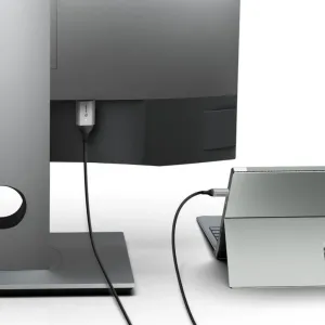 Alogic Mini DisplayPort-til-HDMI-kabel forbundet mellem en bærbar computer og en skærm i en ren studieopsætning