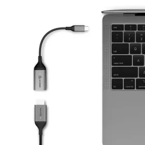 Alogic Ultra USB-C-auf-DisplayPort-Adapterkabel mit USB-C- und DisplayPort-Anschlüssen, neben einem Laptop abgebildet