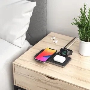 ALOGIC Ultra Power 3-in-1 -langaton lataustelakka yöpöydällä lataamassa puhelinta, kelloa ja nappikuulokkeiden koteloa