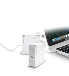 Alogic USB-C-Wandladegerät 60 W mit USB-C-Kabel und Laptop, weißes Doppel-Ladegerät-Set vor Studiohintergrund